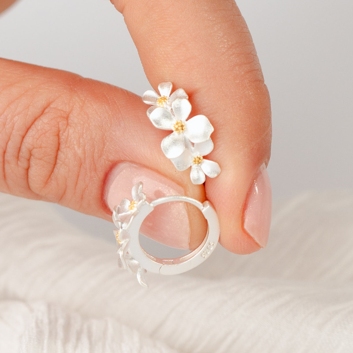 Aros argolla huggie flores