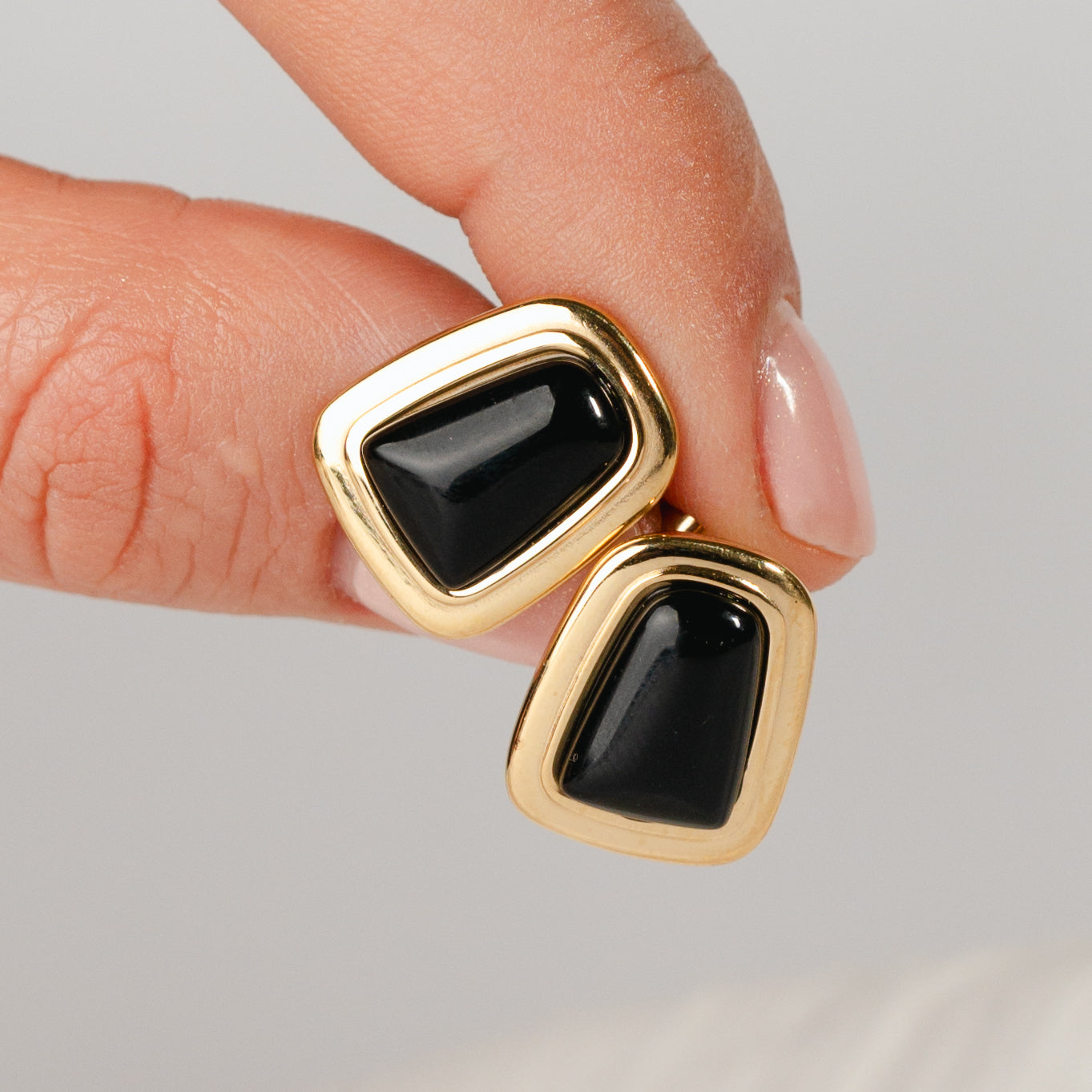 Aros pegados cuadrado negro bañado en oro