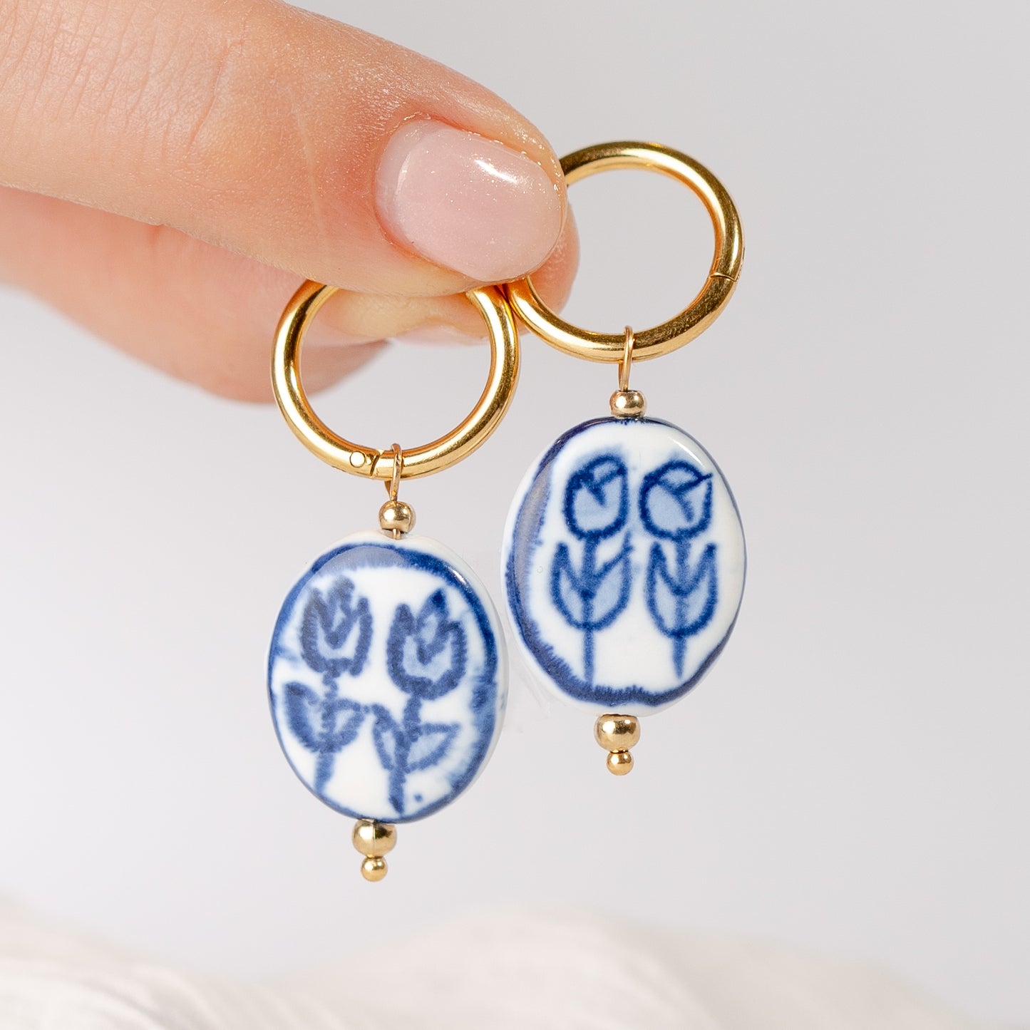 Aros argolla huggie diseño flores bañado en oro