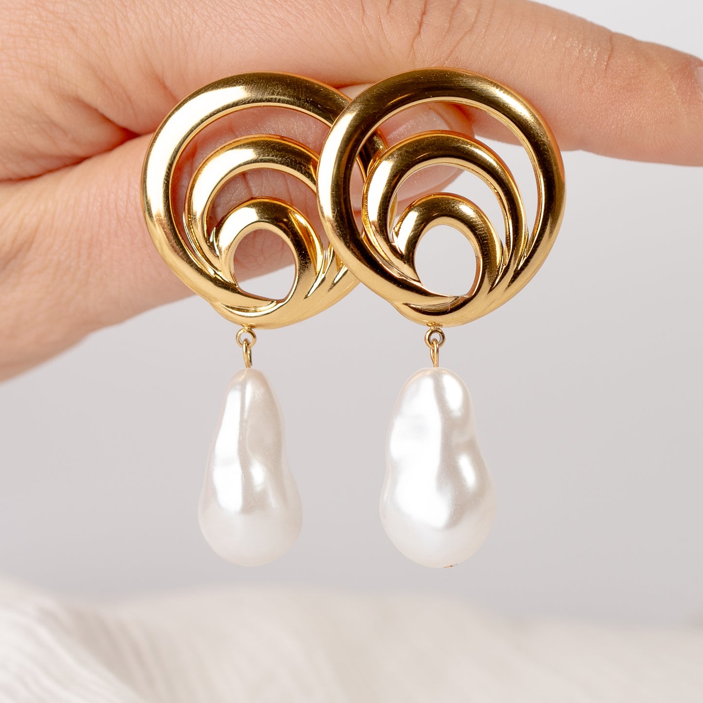 Aros colgante esferas y perlas bañado en oro