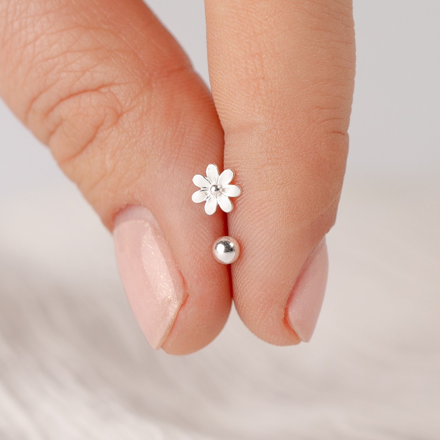 Aros pegados flor blanca cierre pelotita