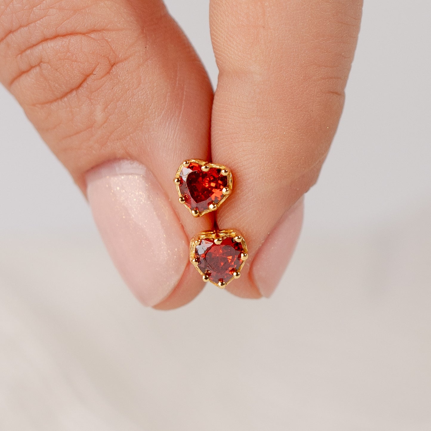 Aros pegados corazón rojo bañado en oro