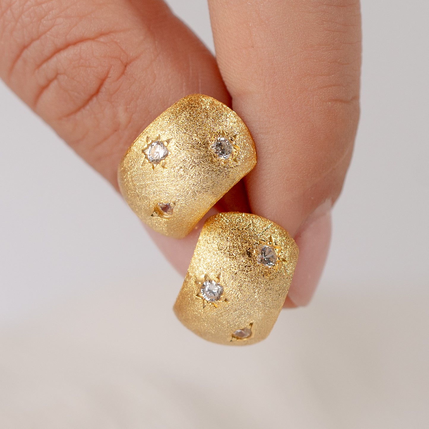 Aros pegados satinados con circones bañado en oro