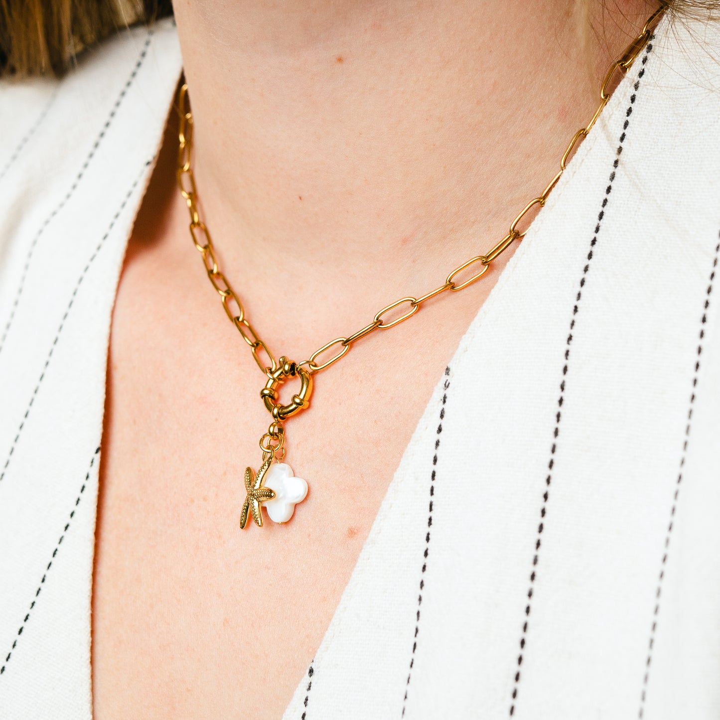 Collar de timón estrella de mar y flor bañado en oro