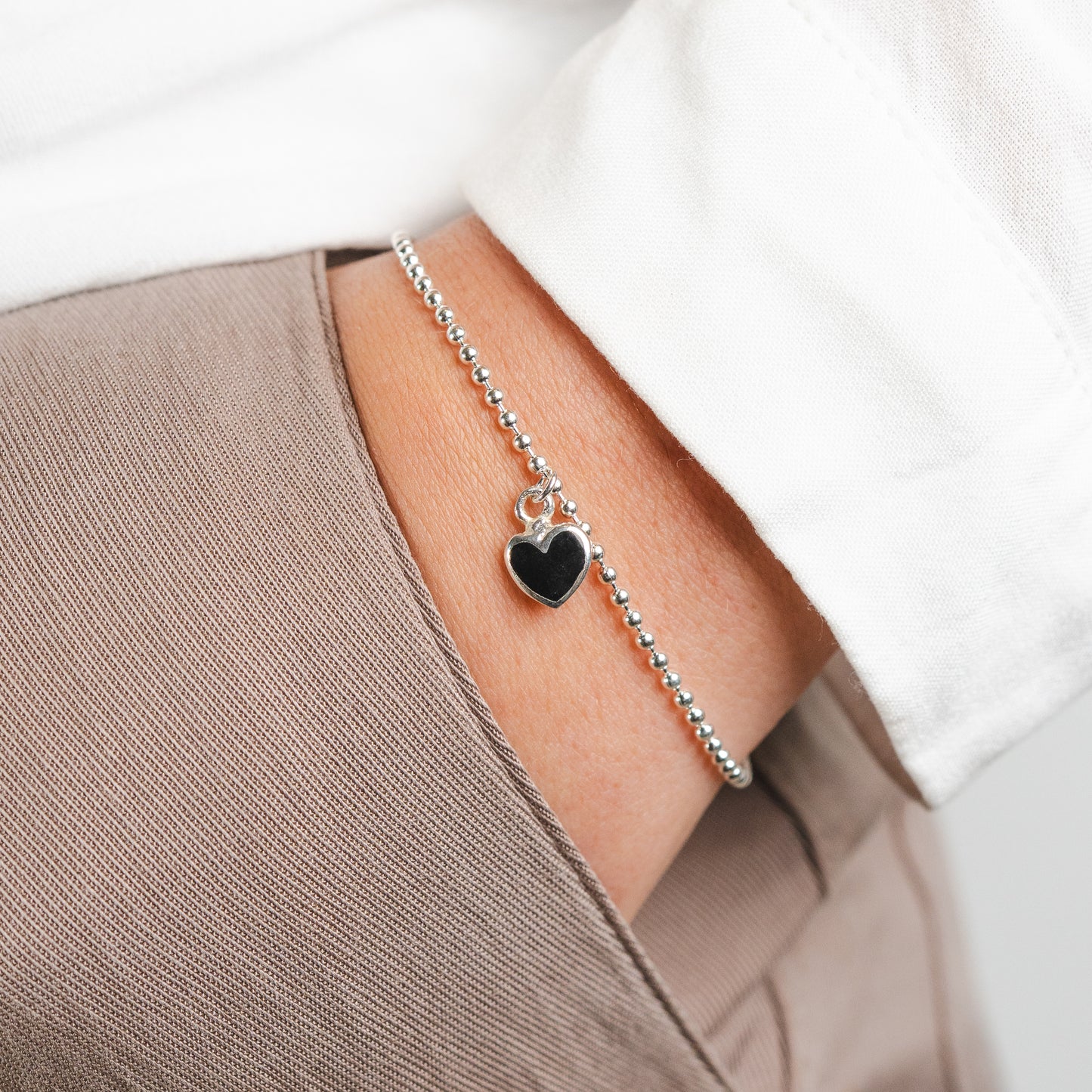 Pulsera mostacillas corazón negro