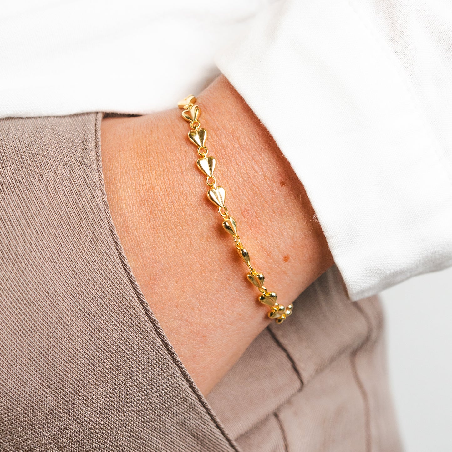 Pulsera corazones bañado en oro