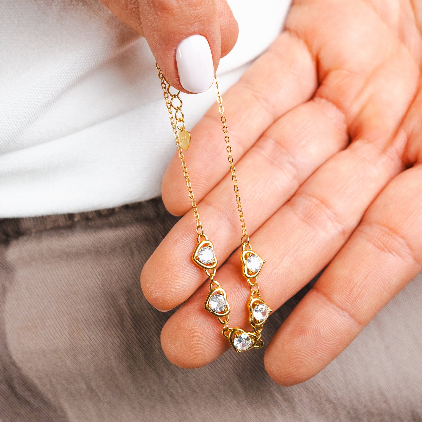 Pulsera corazones y circones bañado en oro