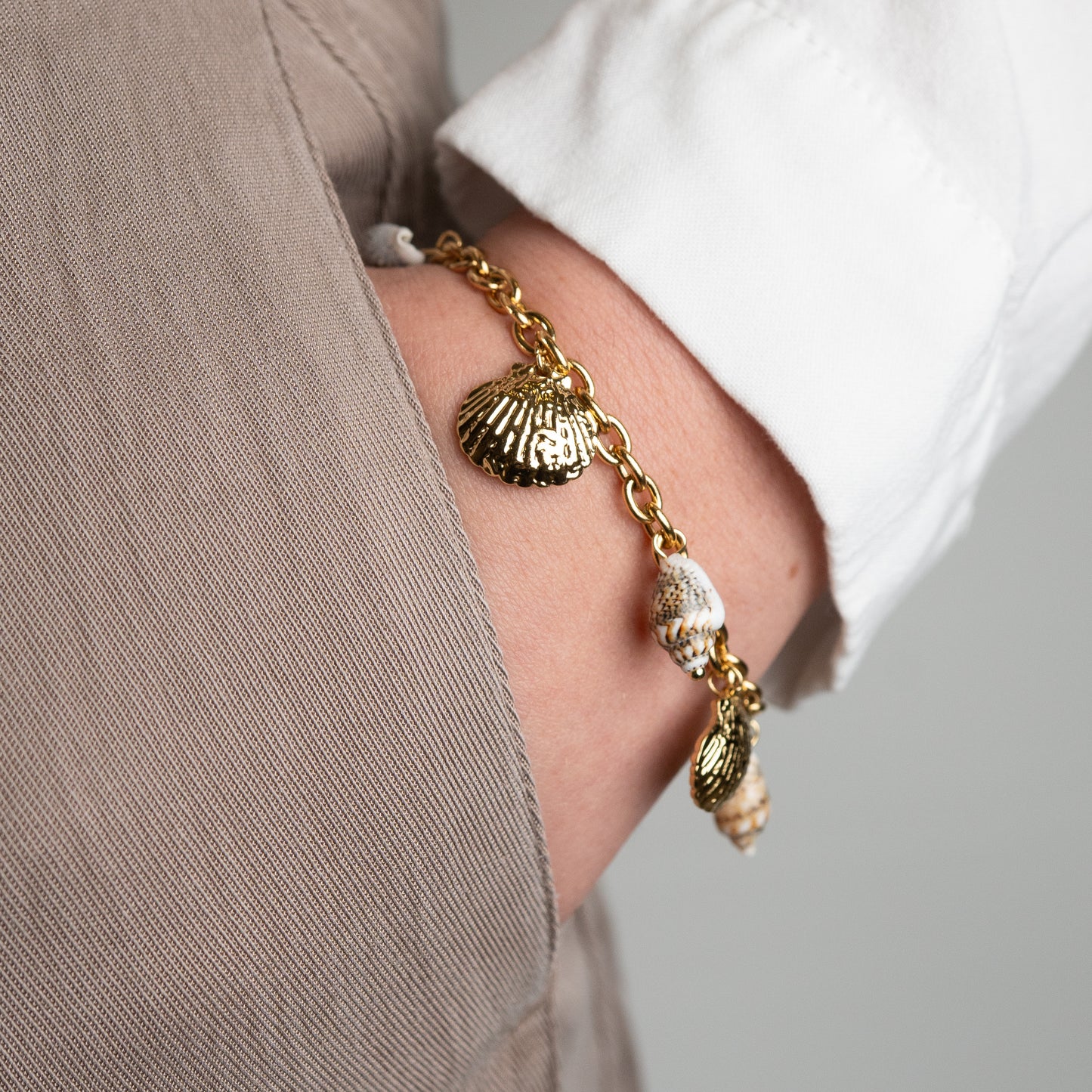 Pulsera conchitas bañado en oro