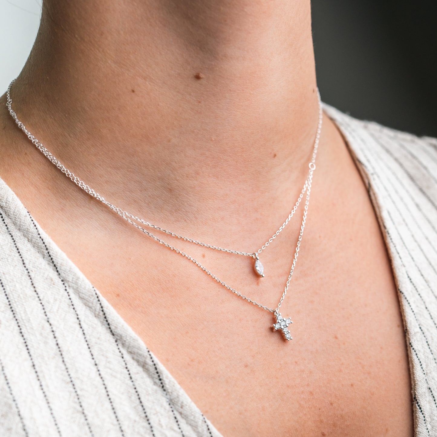 Collar doble de cruz y circón