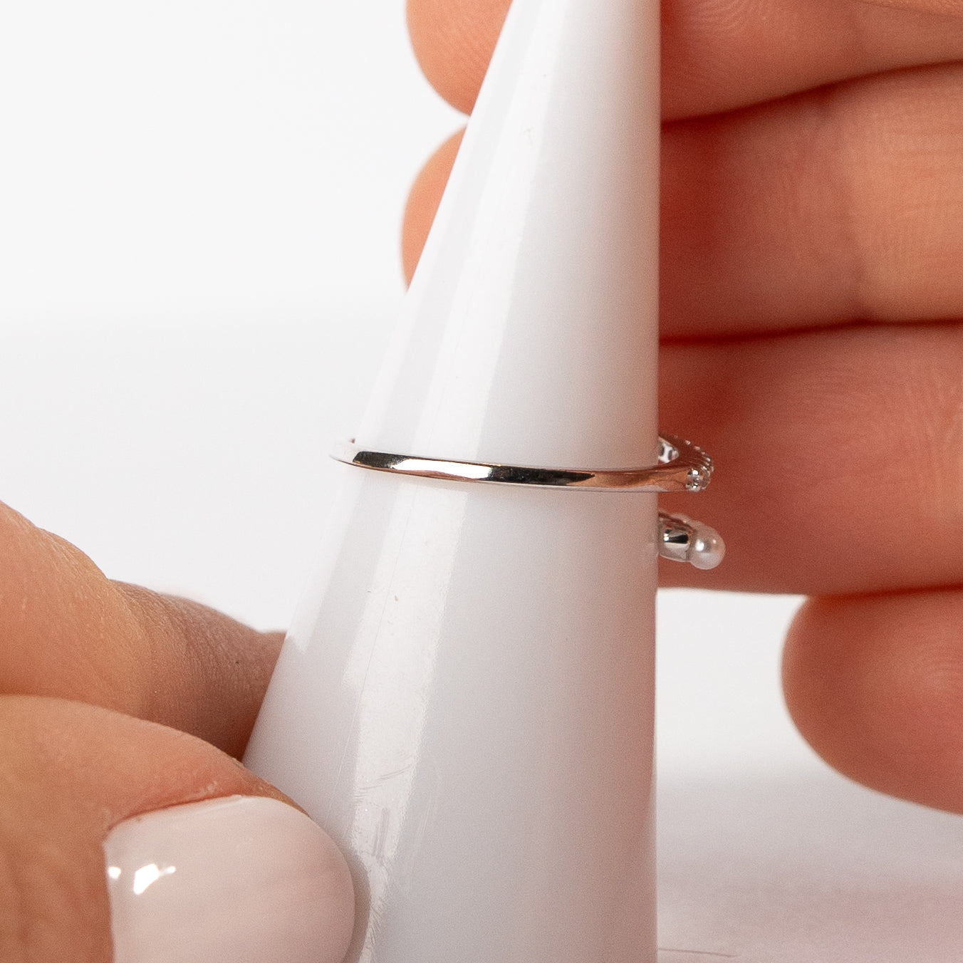 Anillo ajustable cruzado perlas y circones