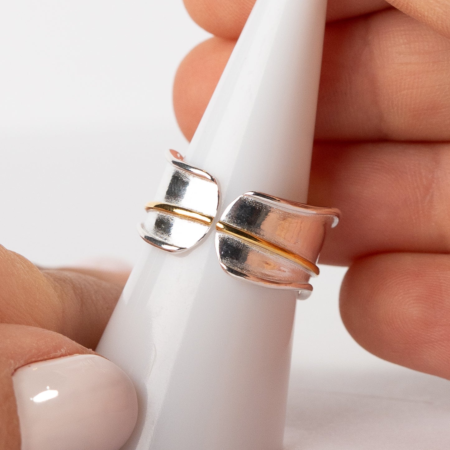Anillo ajustable diseño linea dorada