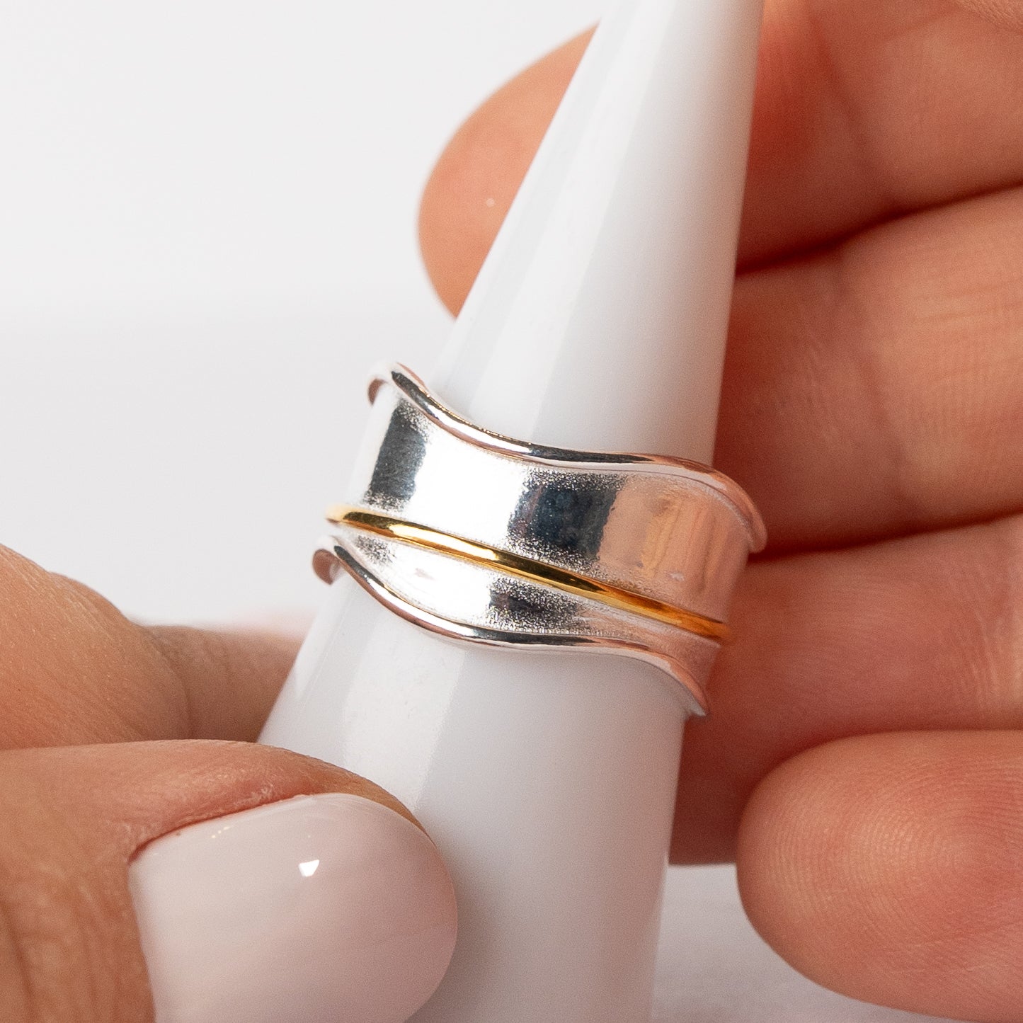 Anillo ajustable diseño linea dorada