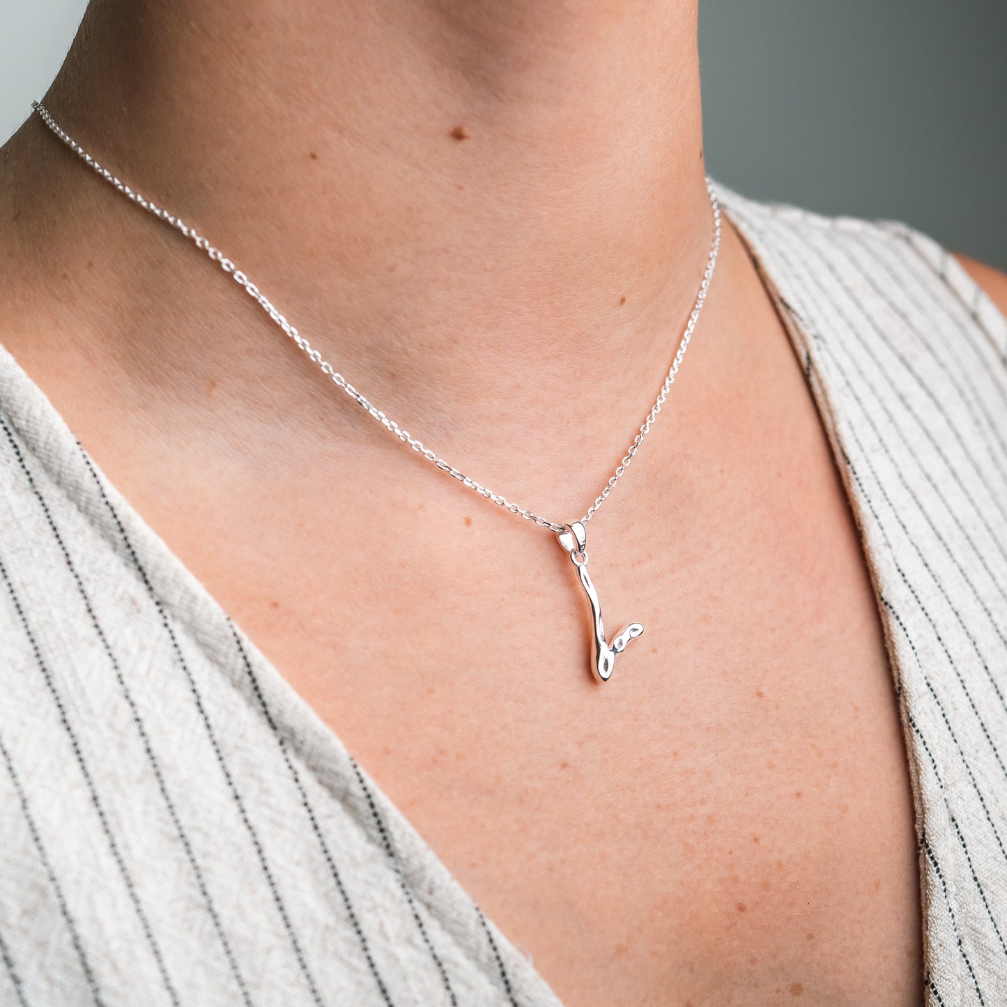 Collar letra V