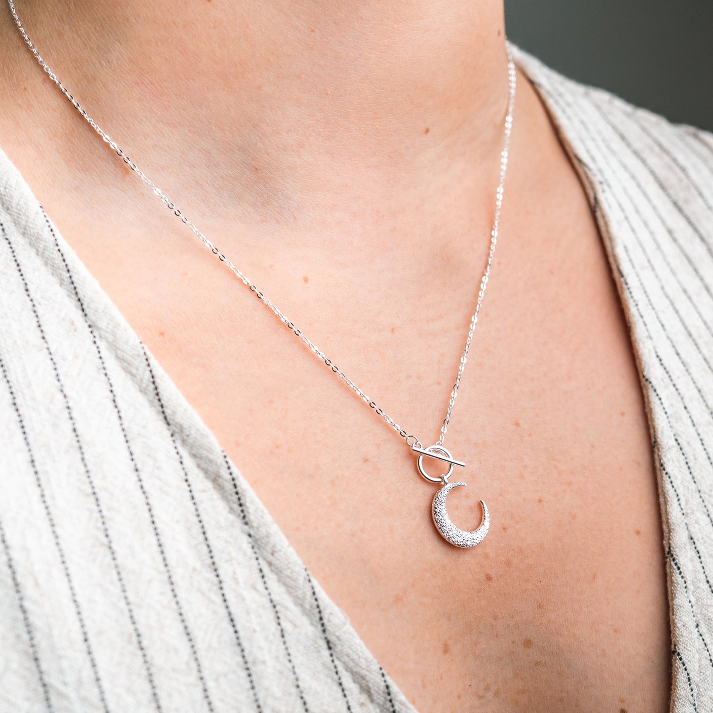 Collar timón media luna circones