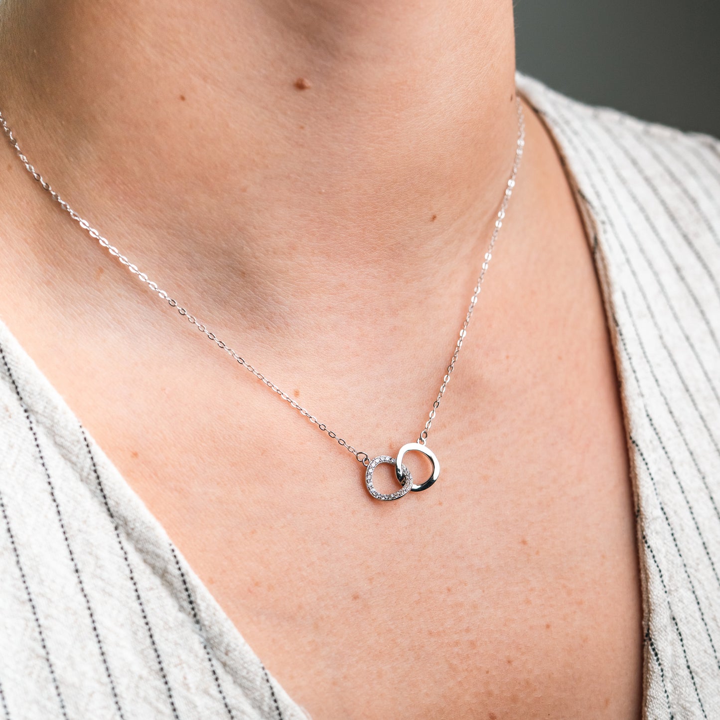 Collar karma cruzado circones