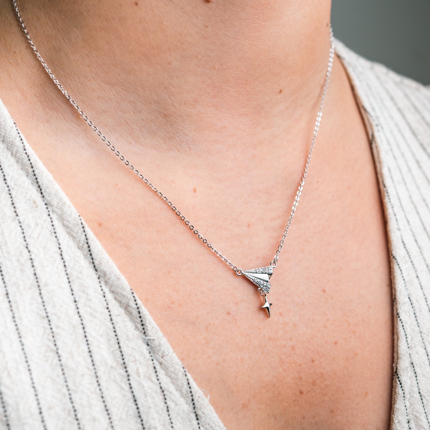 Collar avión de papel circones