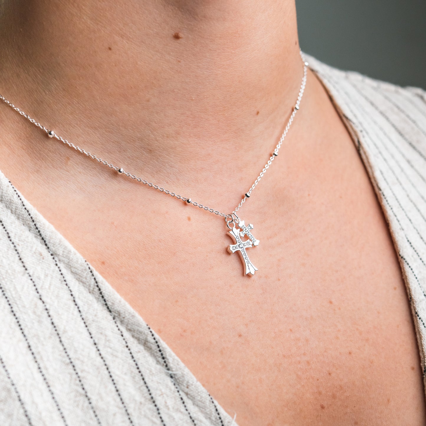 Collar dos cruces circones