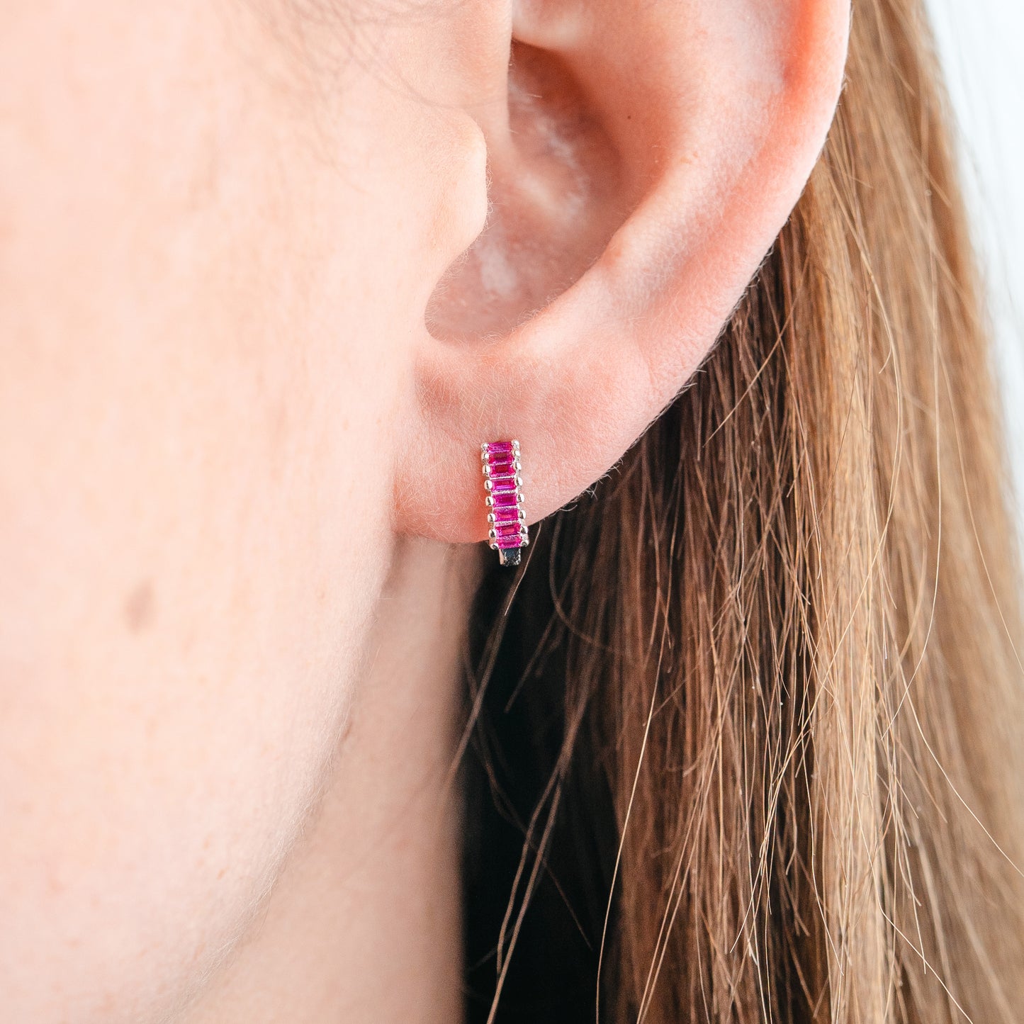 Aros argolla huggie circones glam fucsia