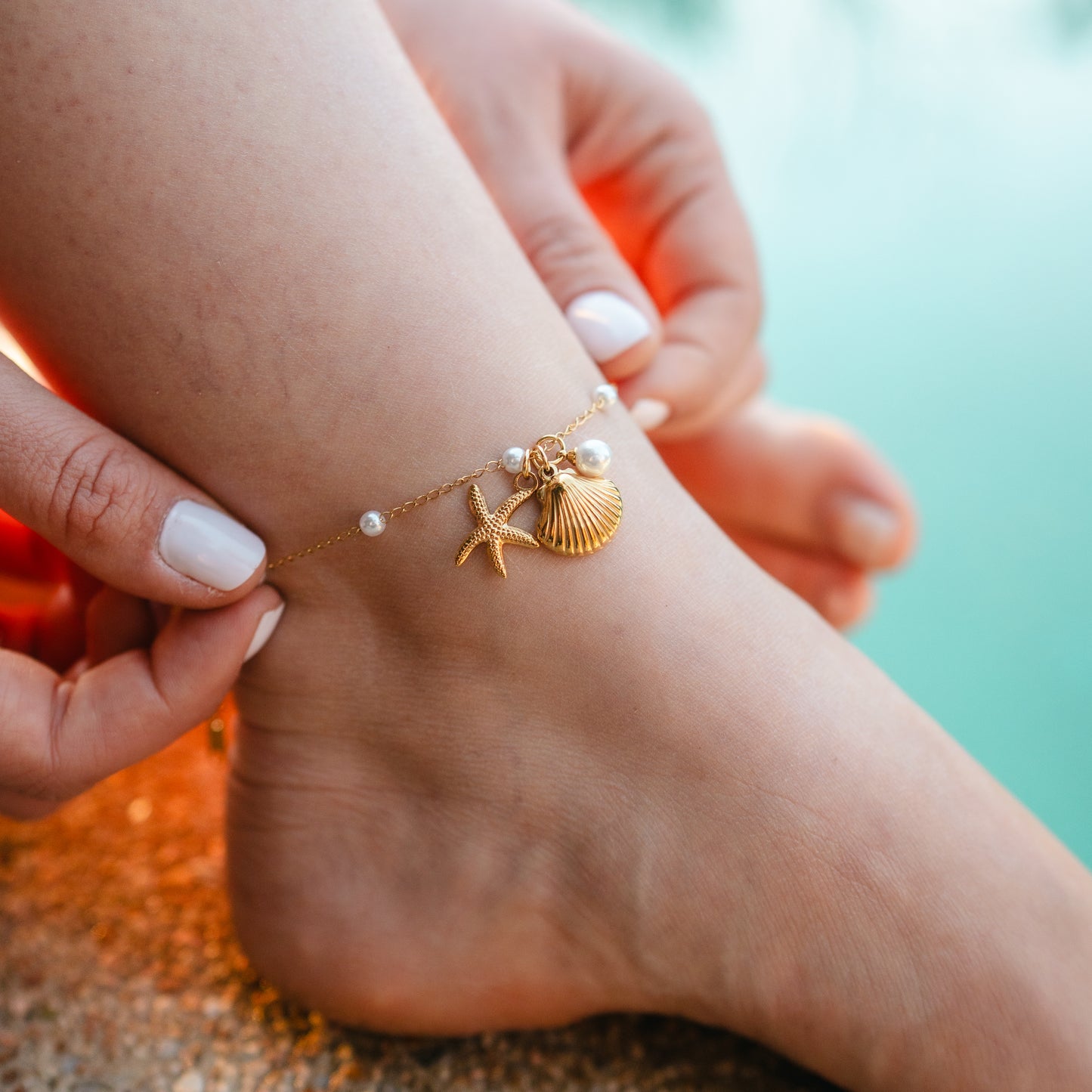 Tobillera estrella de mar y conchita bañado en oro