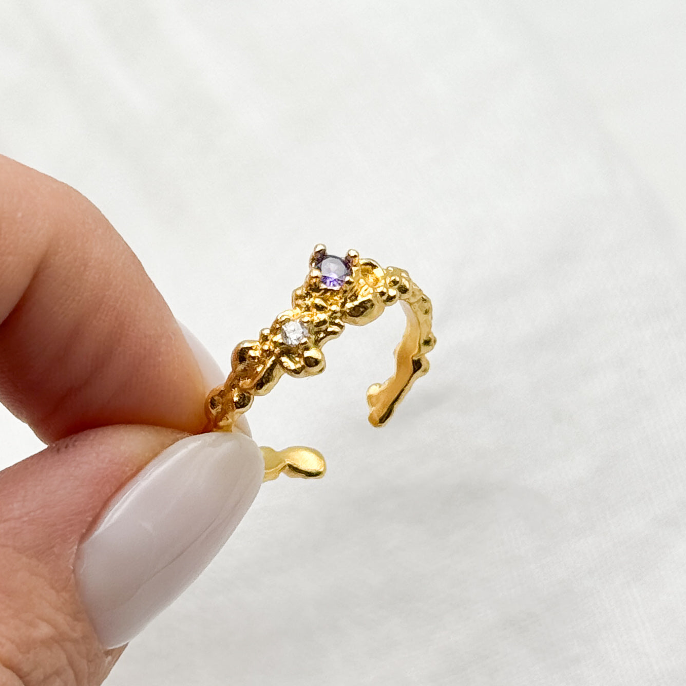 Anillo ajustable martillado circón morado bañado en oro