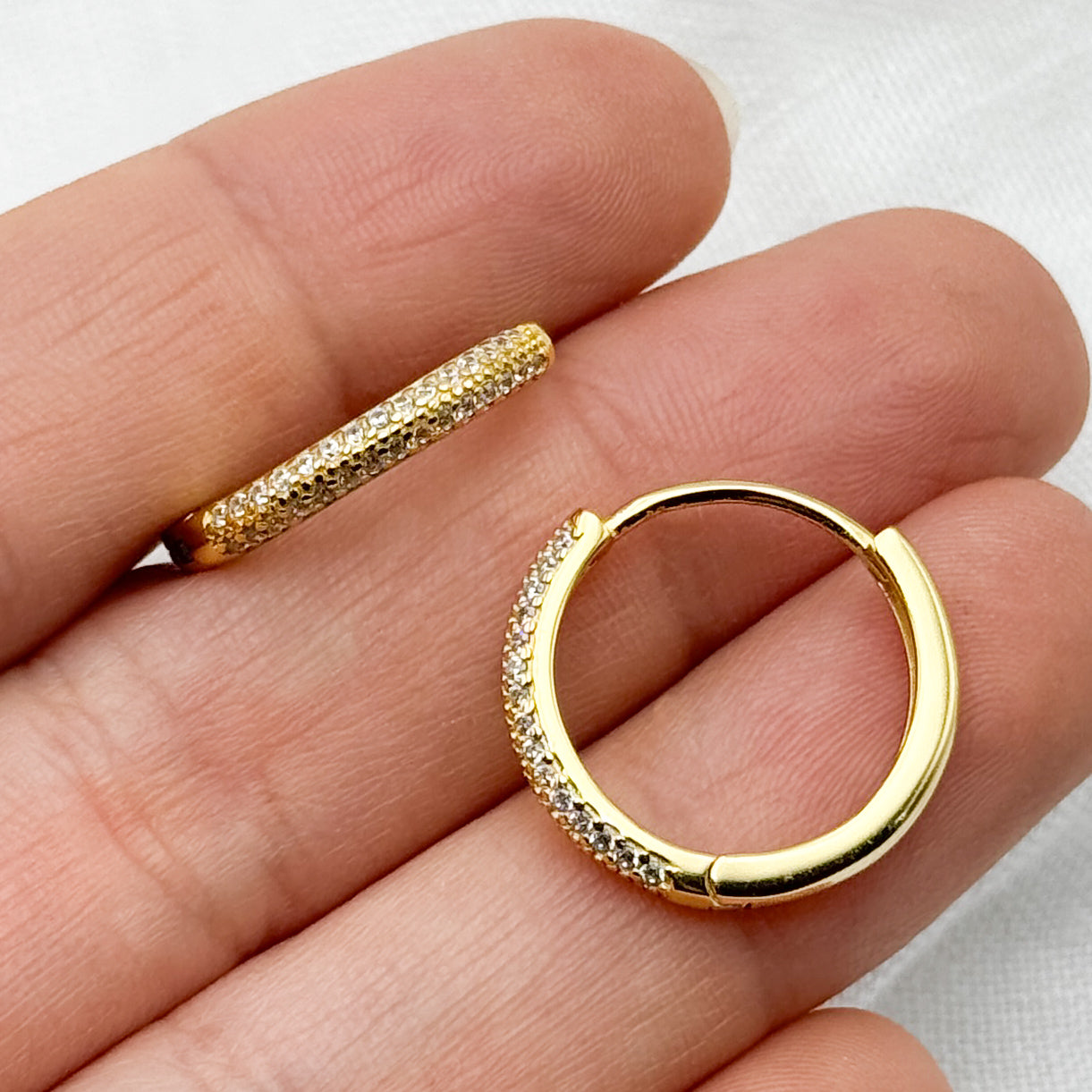 Aros argolla huggie circones bañado en oro