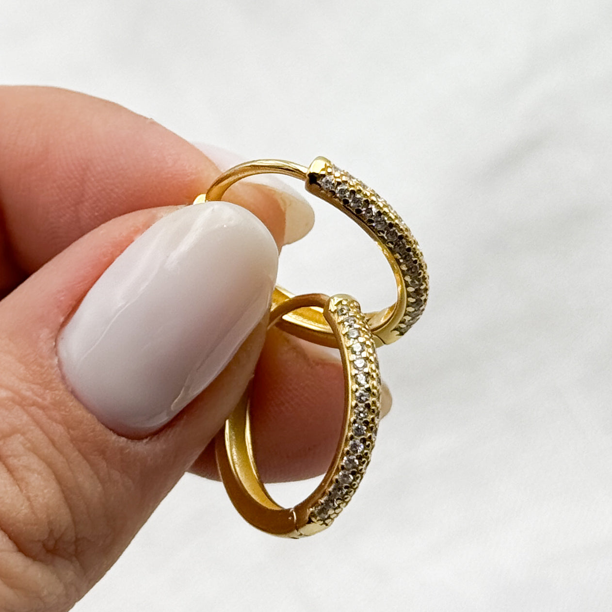 Aros argolla huggie circones bañado en oro