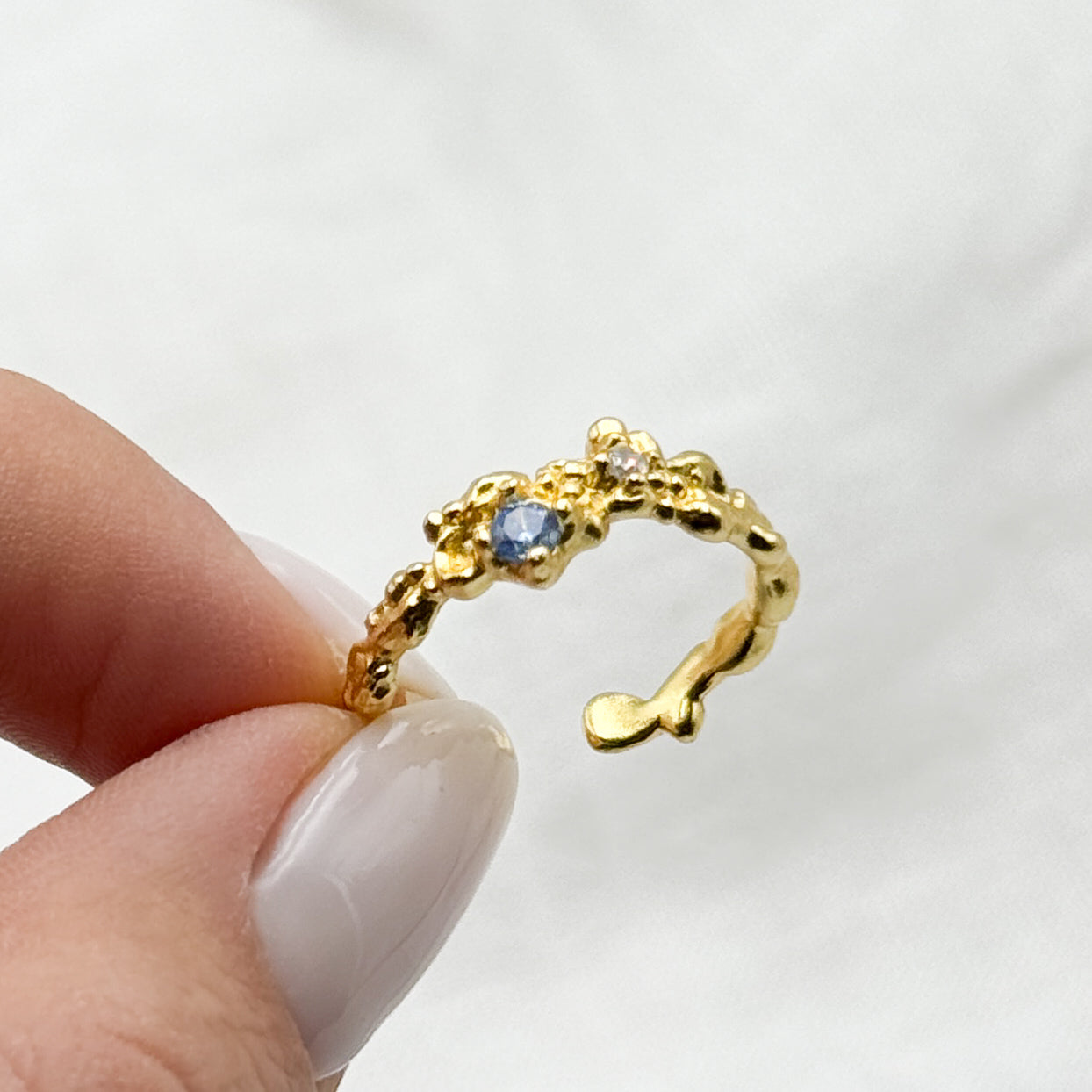 Anillo ajustable martillado circón azul bañado en oro