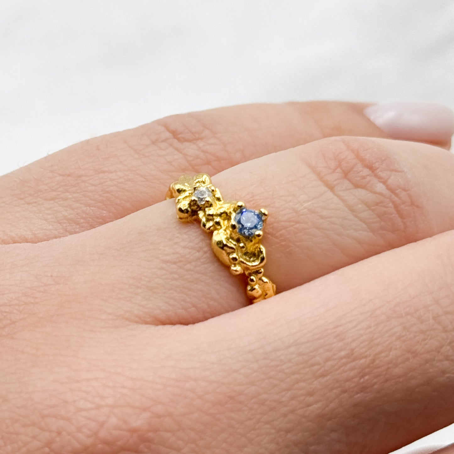 Anillo ajustable martillado circón azul bañado en oro