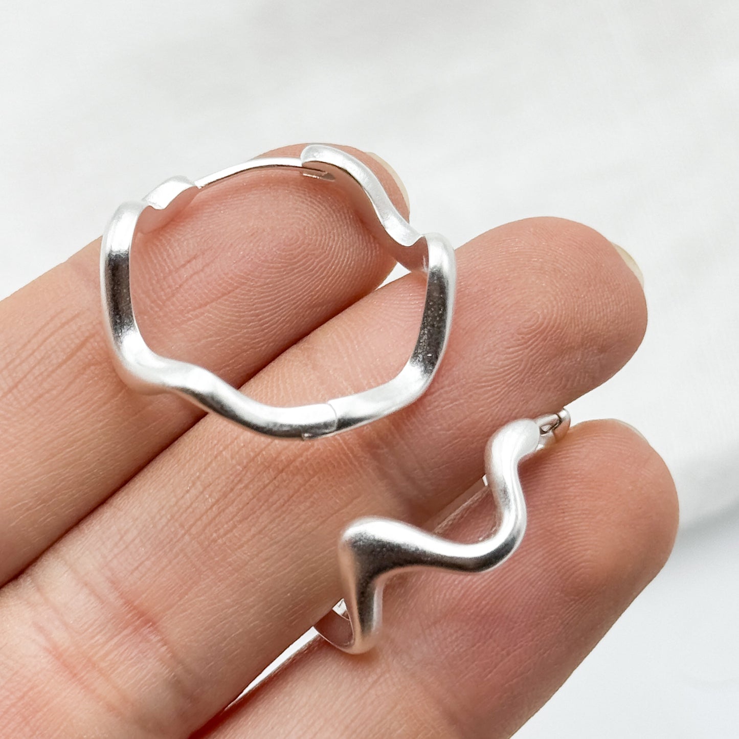 Aros argolla huggie irregulares