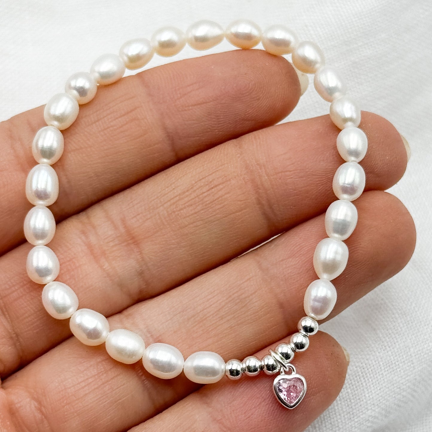 Pulsera elastica perlas corazón rosa