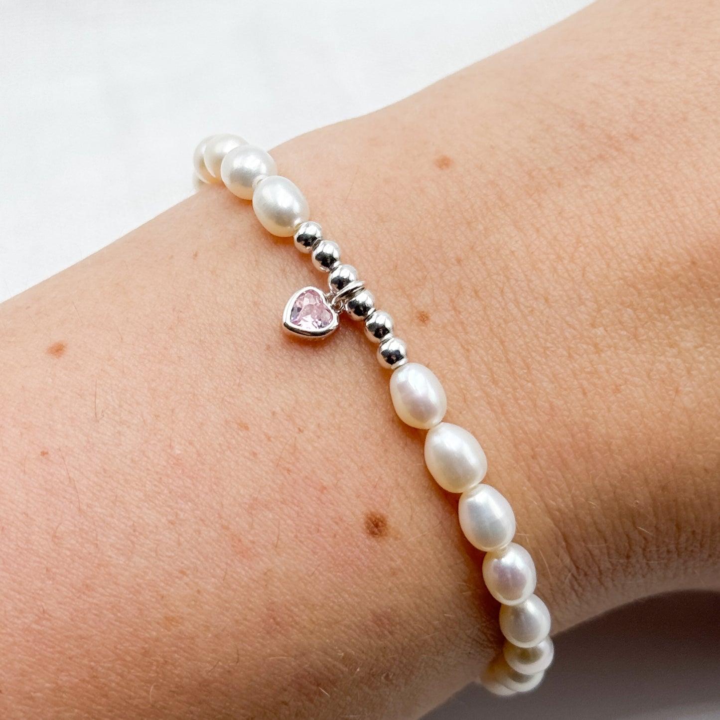 Pulsera elastica perlas corazón rosa
