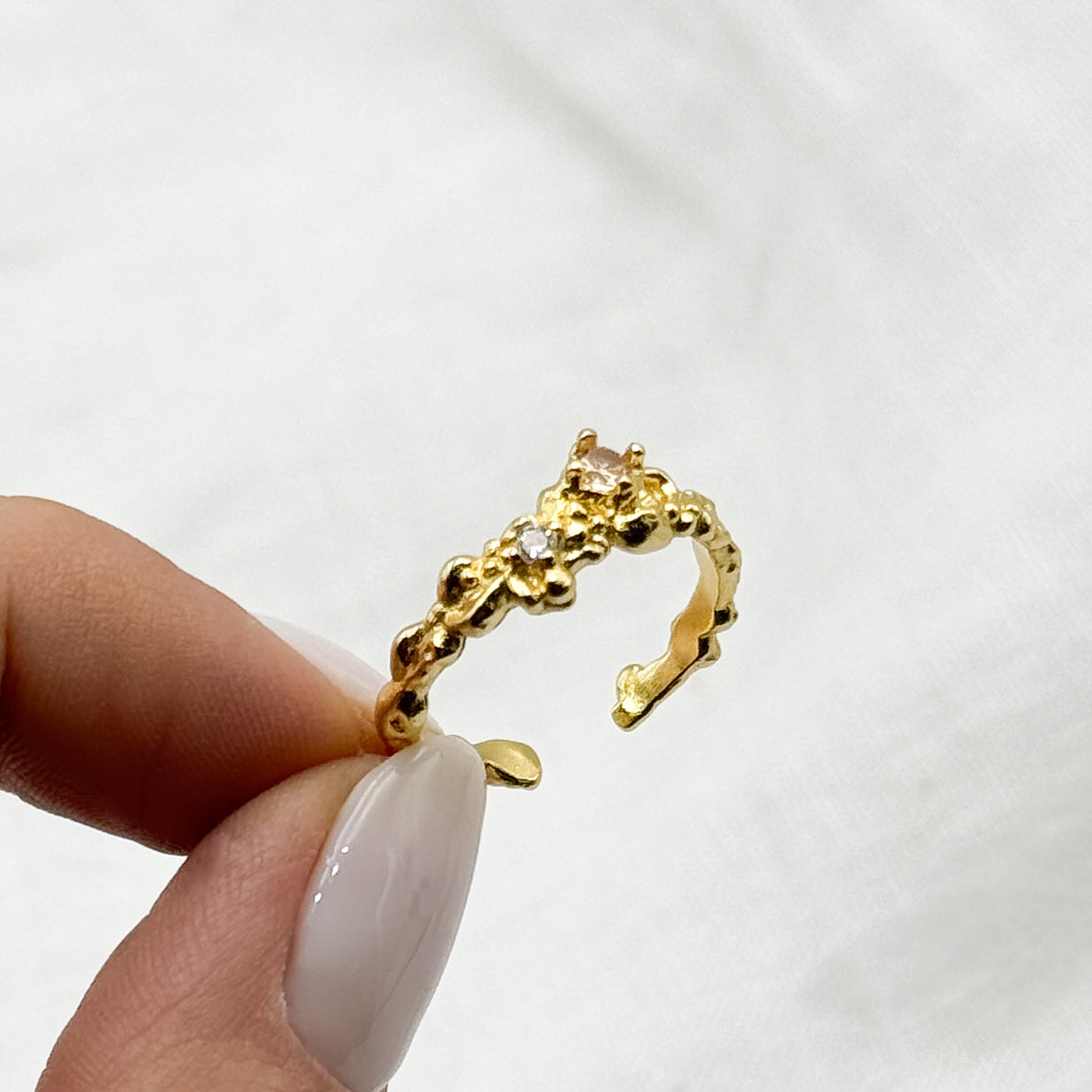 Anillo ajustable martillado circón champaña bañado en oro