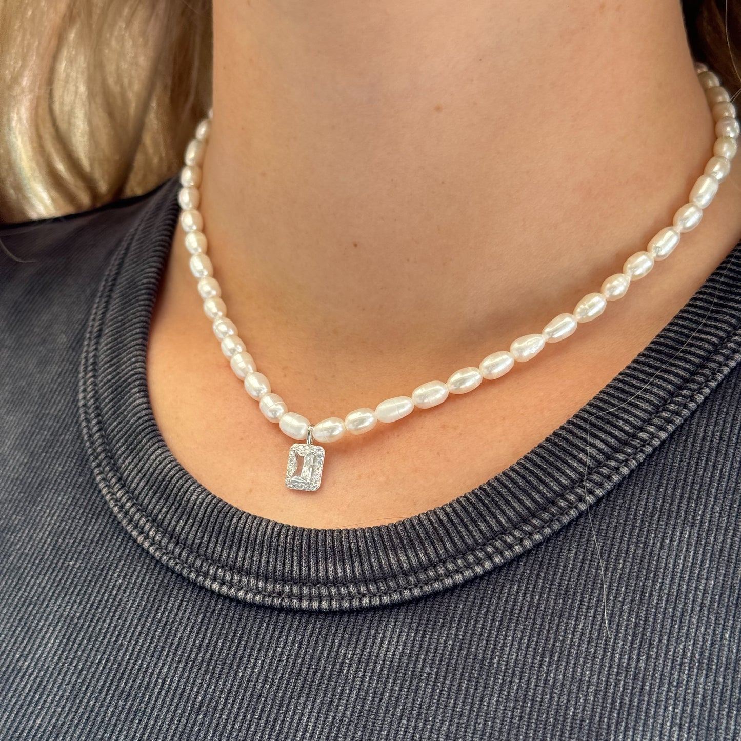 Collar de perlas con colgante de circones