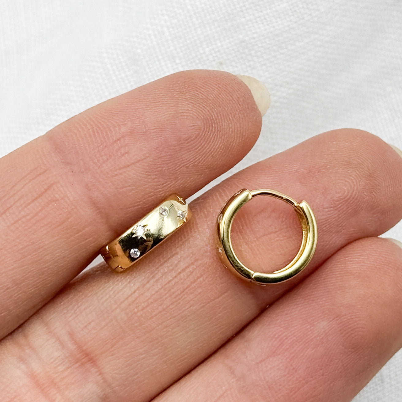 Aros argolla huggie estrella y circones bañada en oro