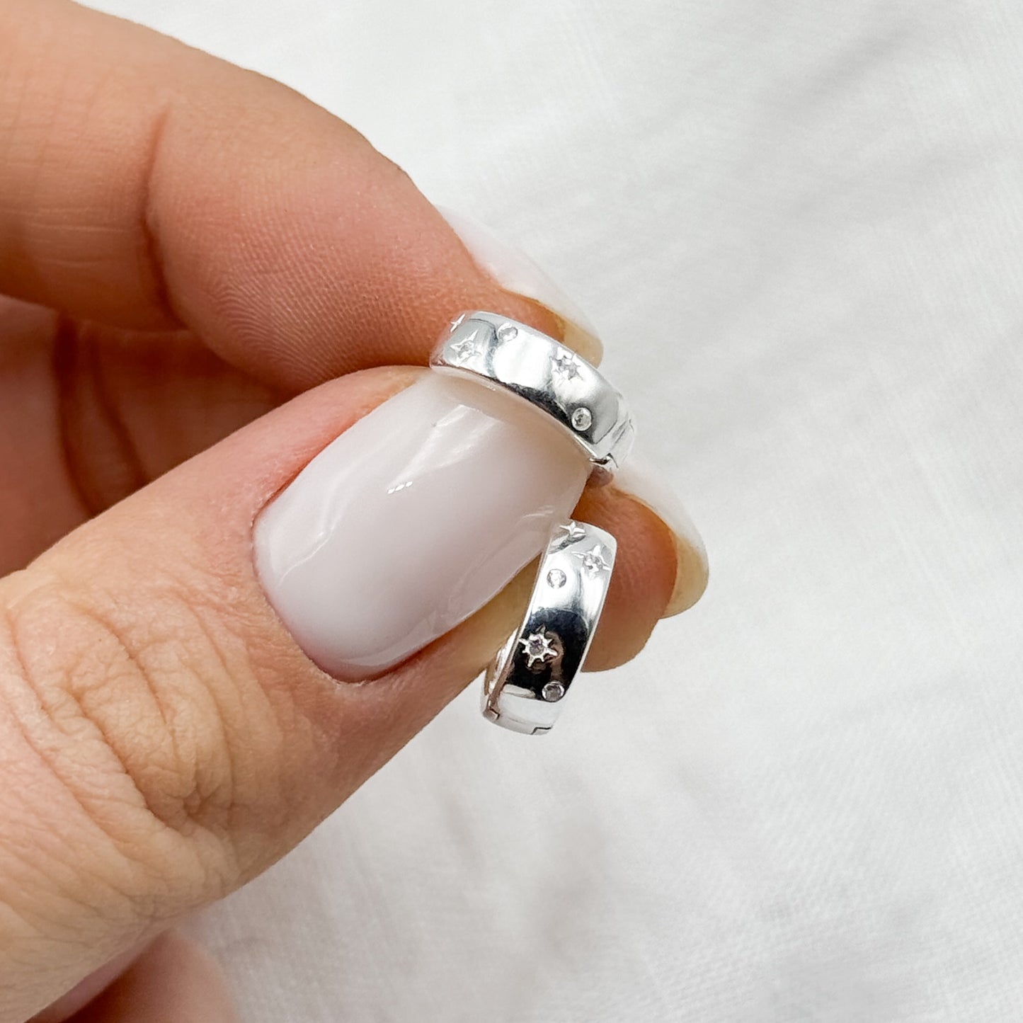 Aros argolla huggie estrella y circones