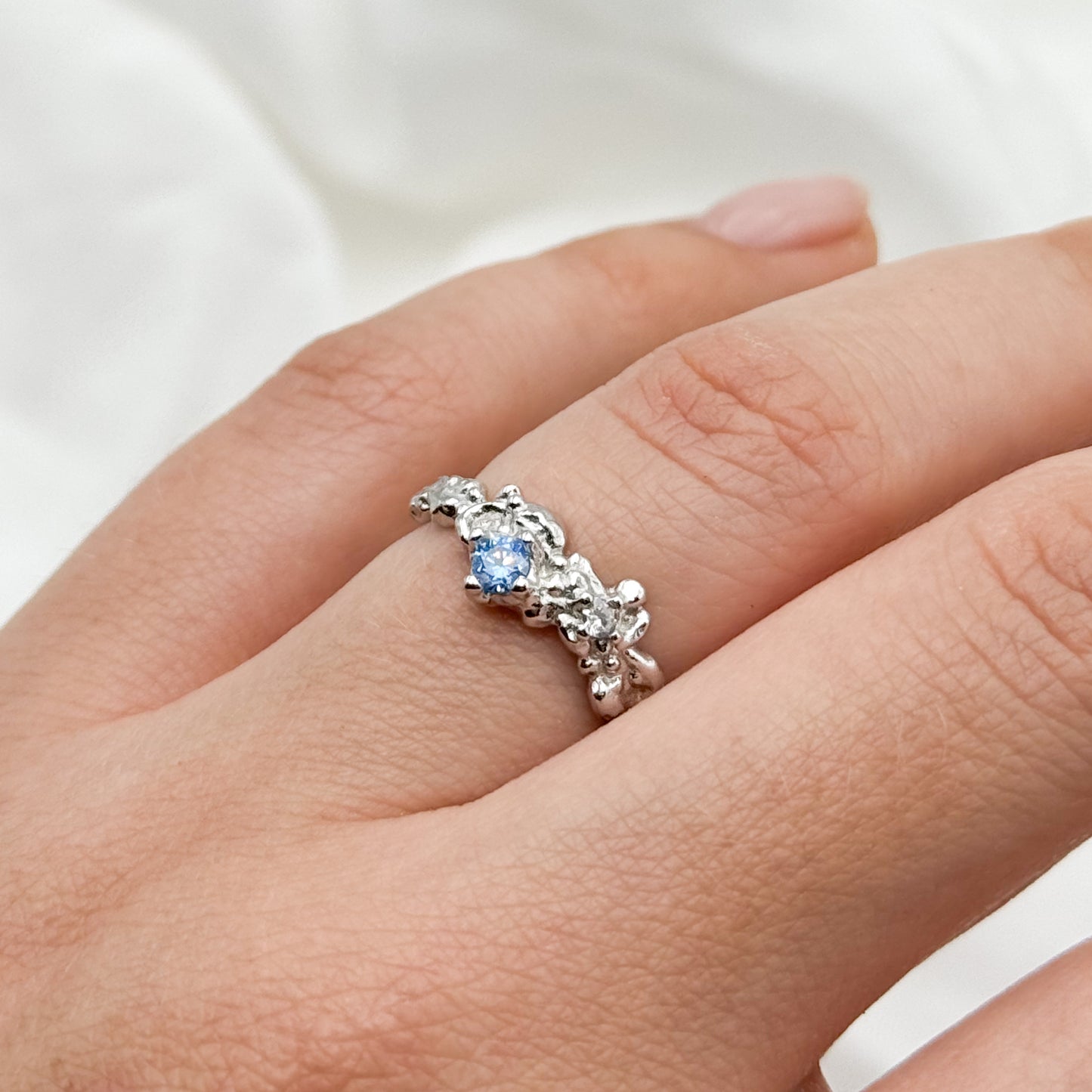 Anillo ajustable martillado circón azul
