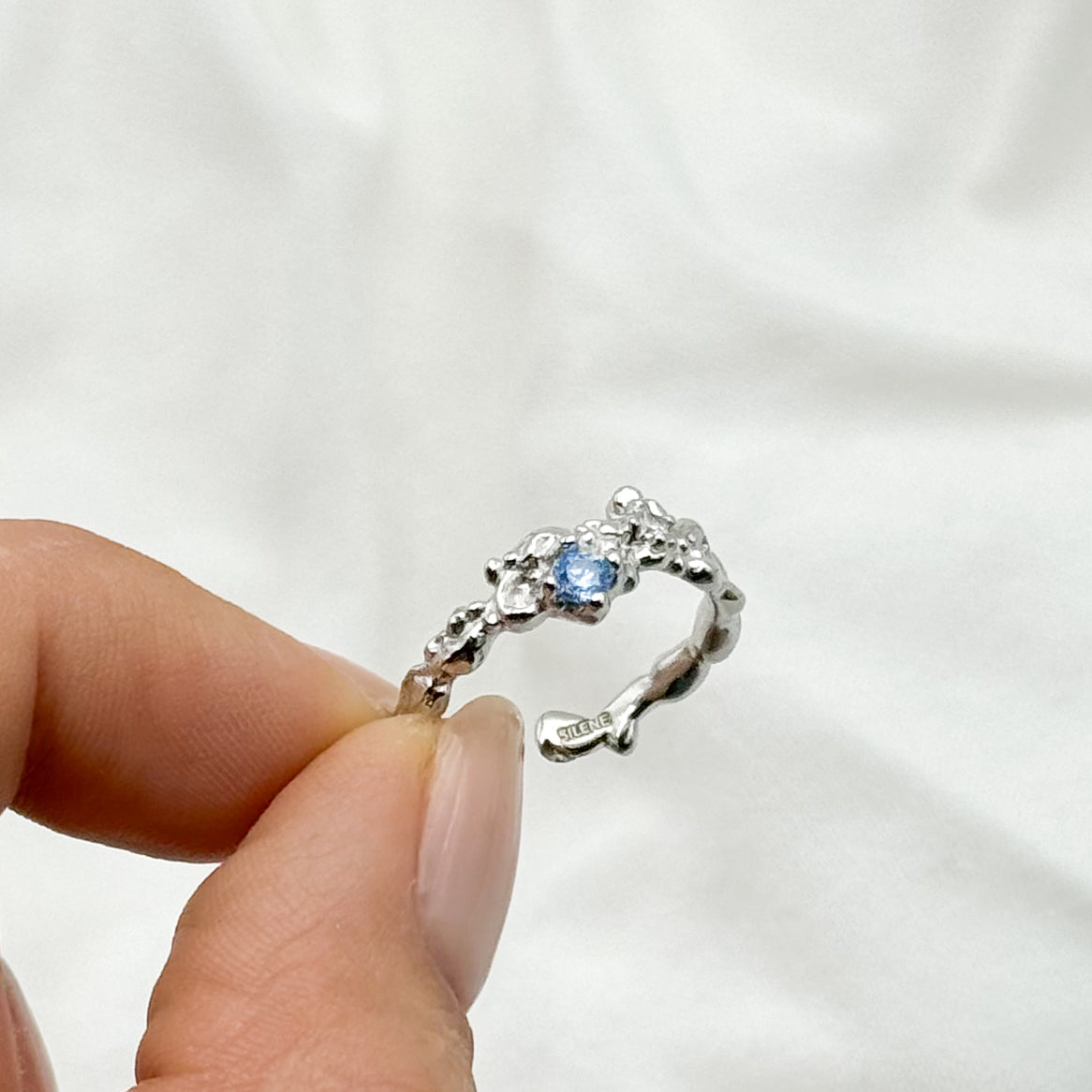 Anillo ajustable martillado circón azul