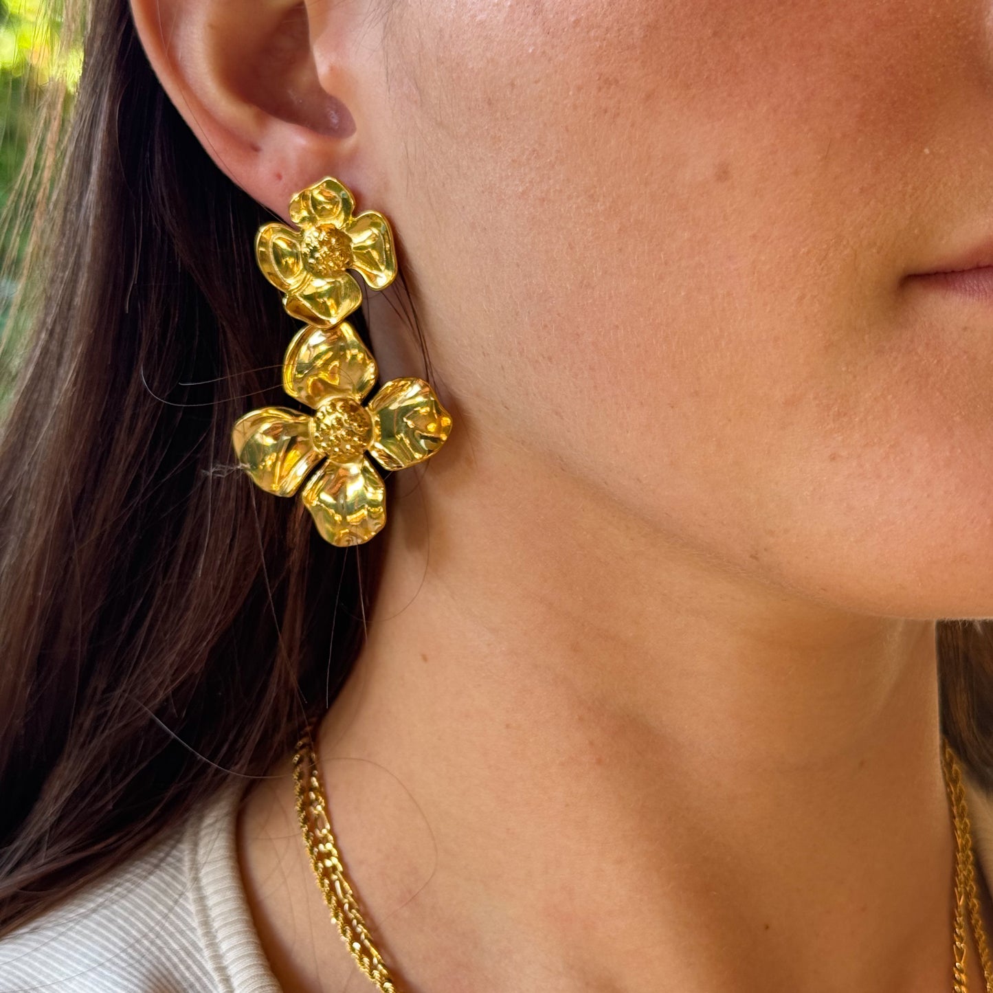 Aros colgante dos flores bañado en oro