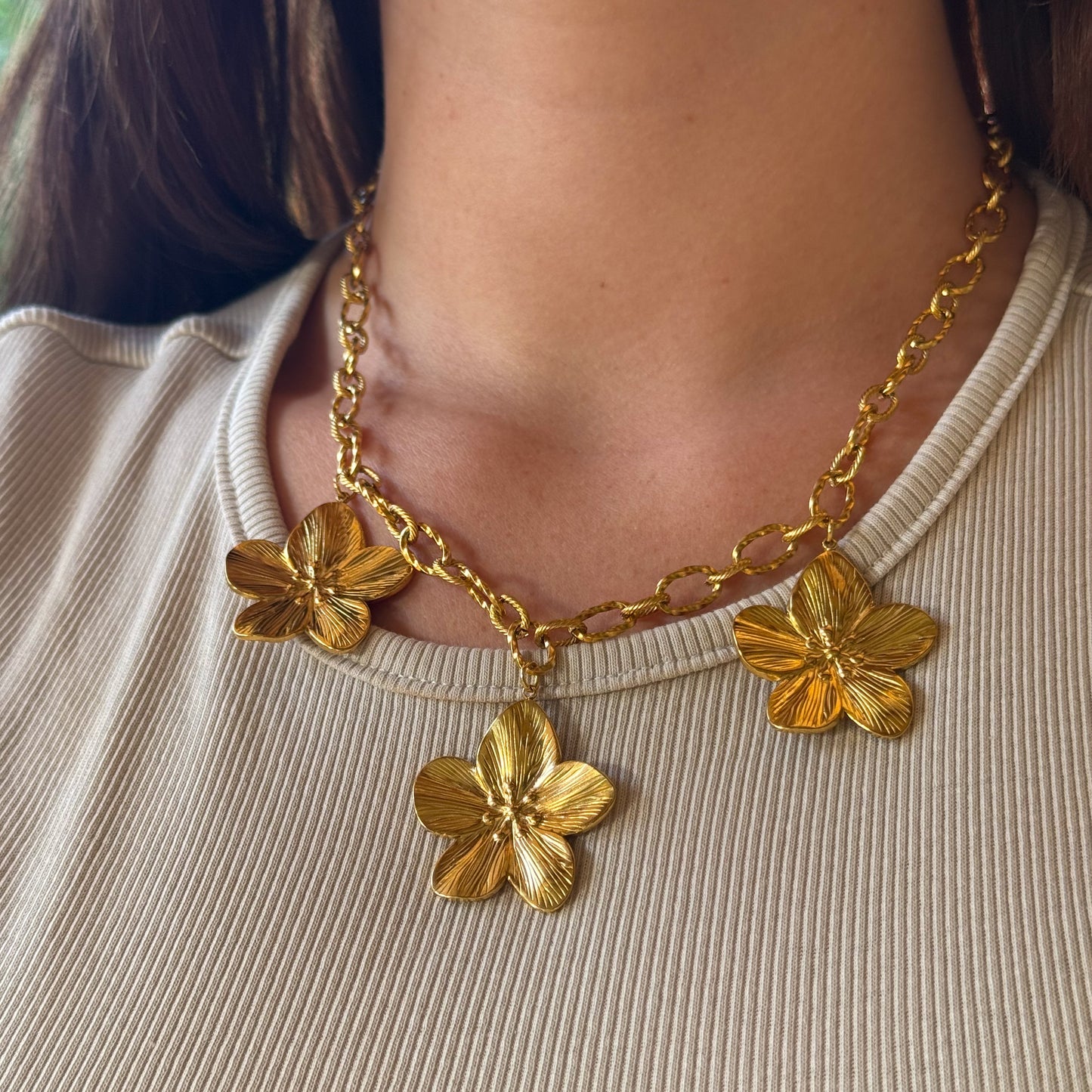 Collar de flores bañado en oro