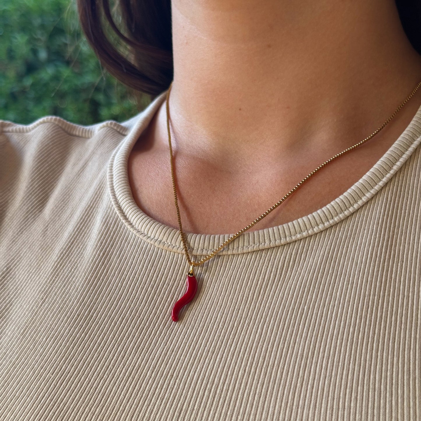 Collar de ají bañado en oro