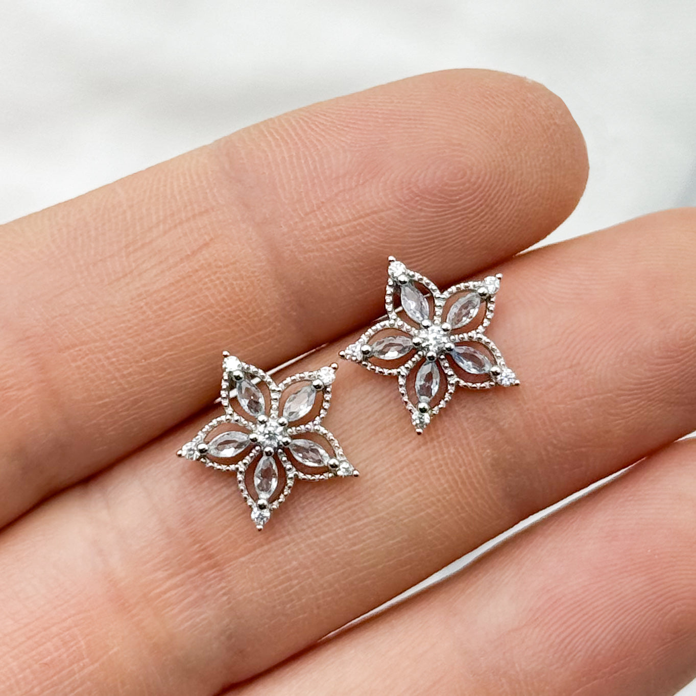 Aros pegados flor de circones celestes