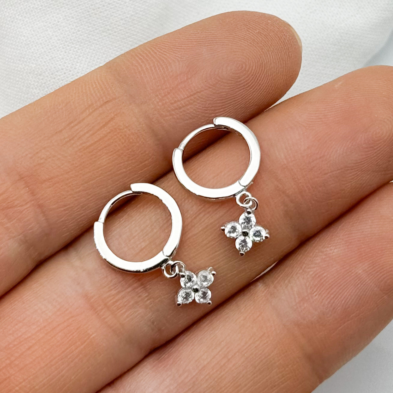 Aros argolla huggie flor circón mini