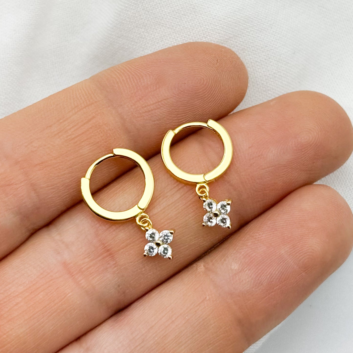 Aros argolla huggie flor bañado en oro
