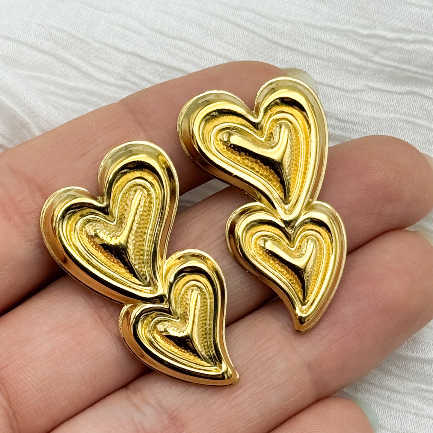 Aros pegados corazones bañado en oro