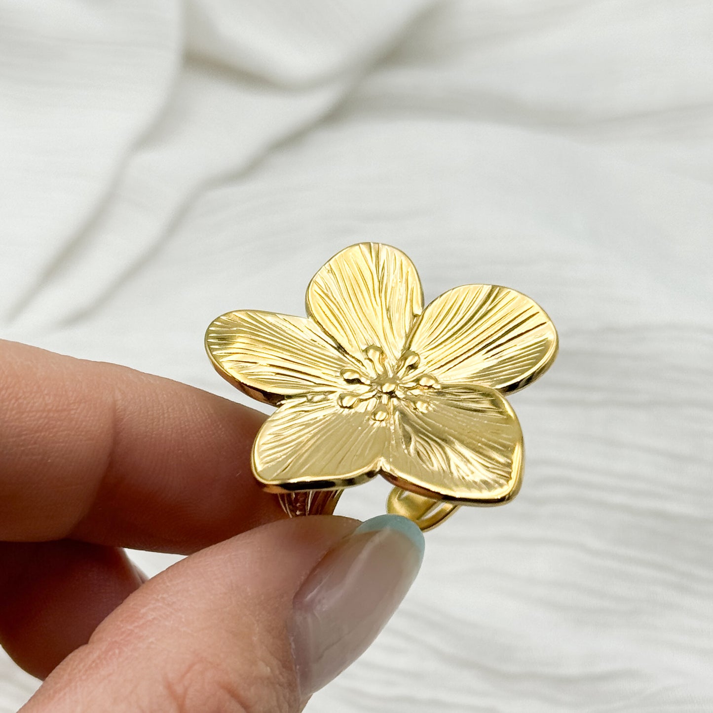 Anillo ajustable flor bañado en oro