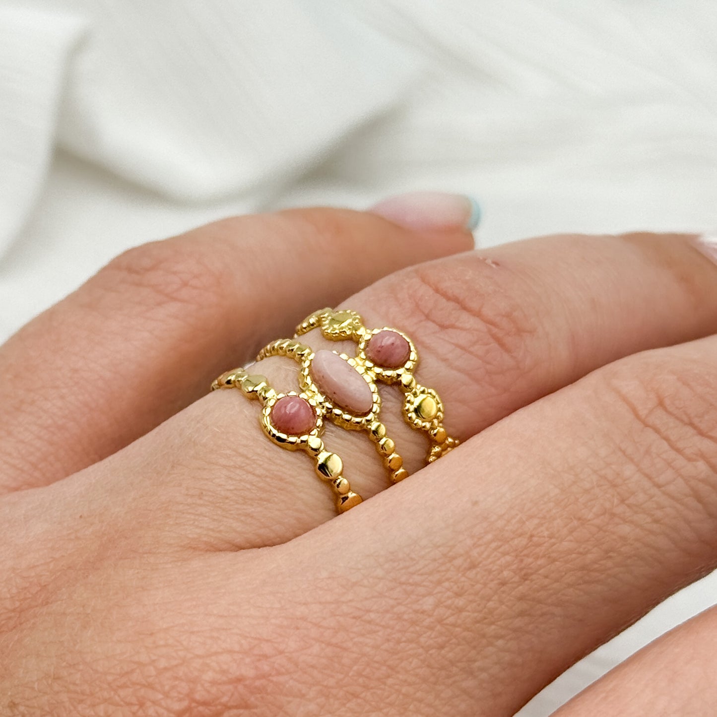 Anillo ajustable piedras rosa bañado en oro