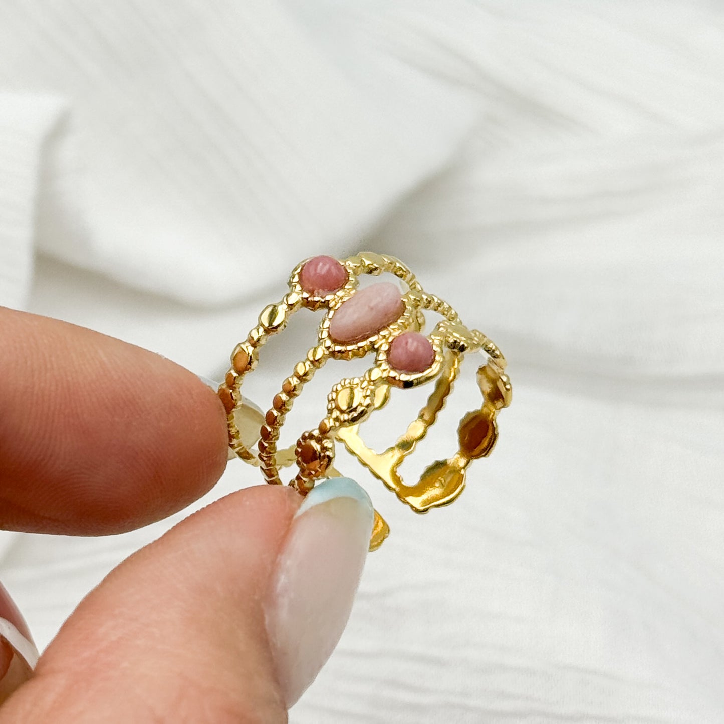 Anillo ajustable piedras rosa bañado en oro