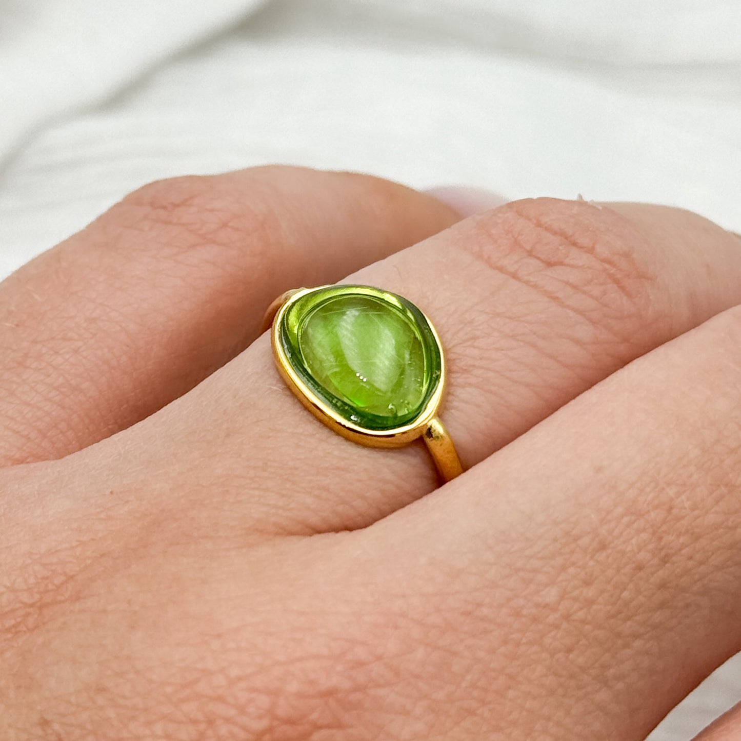 Anillo ajustable cristal verde bañado en oro