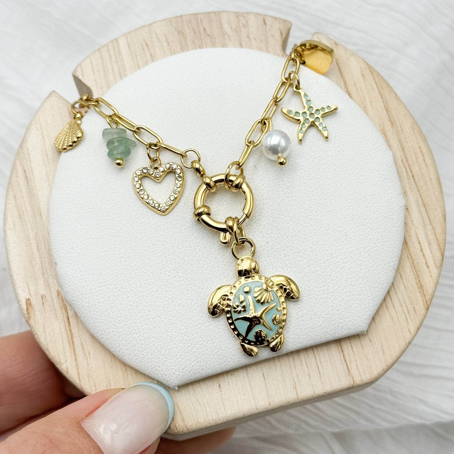 Collar timón tortuga y chiches bañado en oro