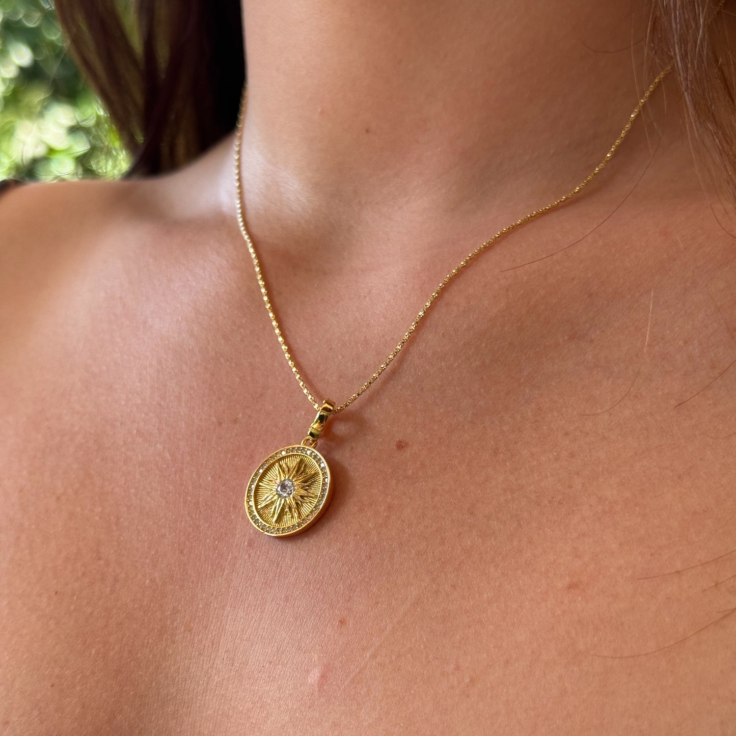 Collar rosa de los vientos bañados en oro